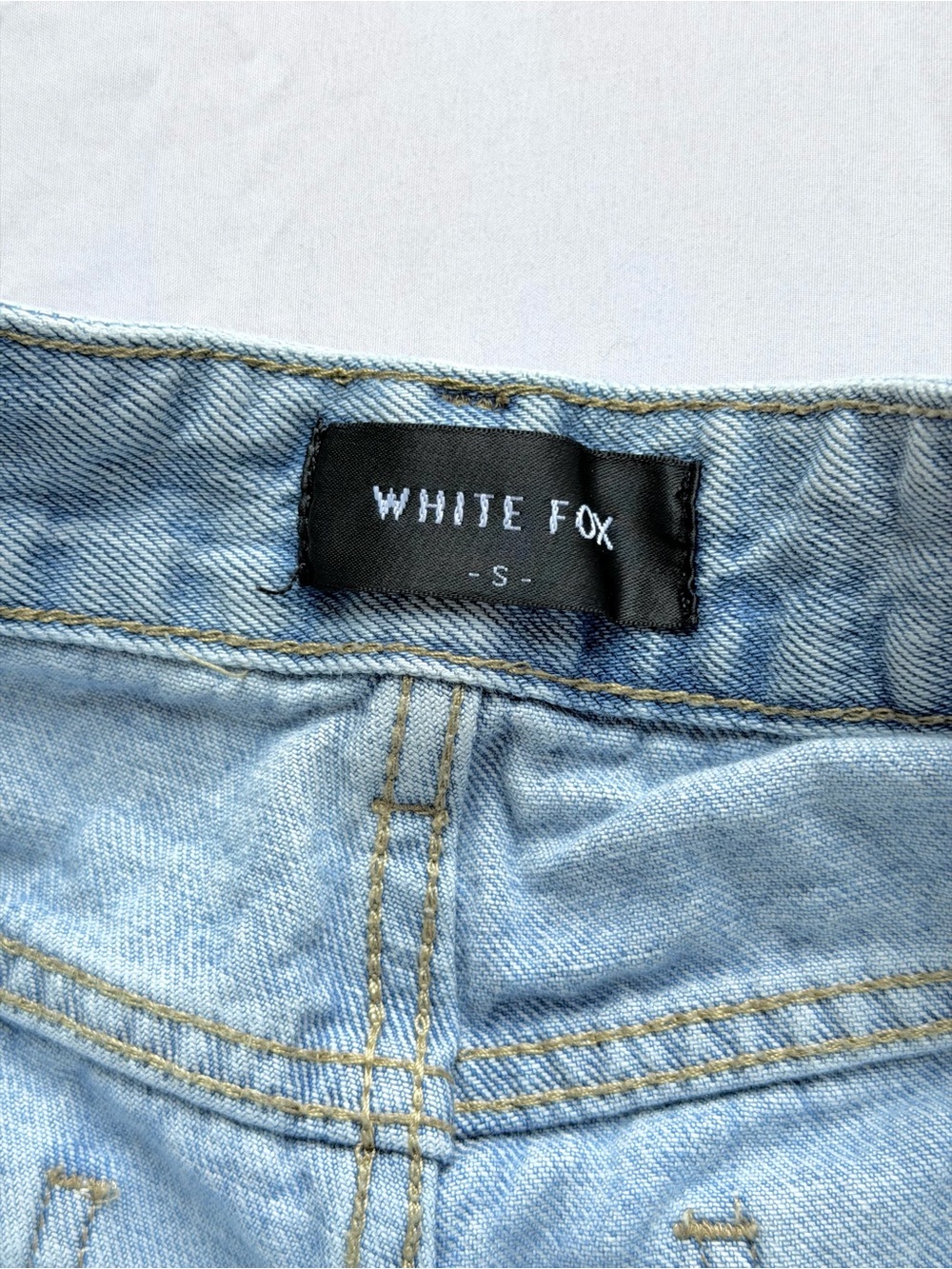 White Fox Boutique Light Wash Distressed High Rise Straight Leg Jeans Size S - Picture 3 of 6